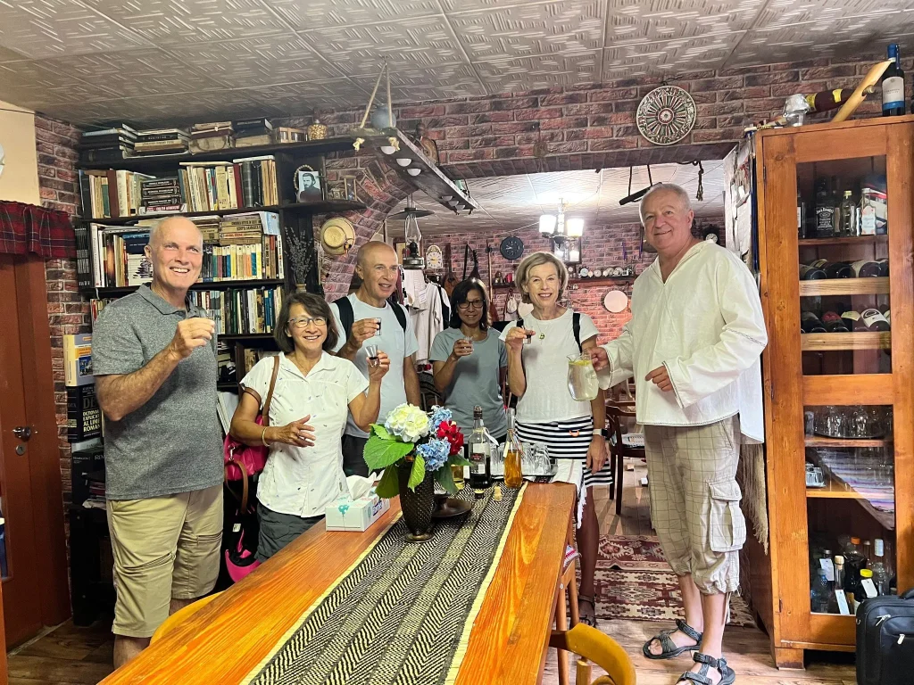 rolandia tourists with locals